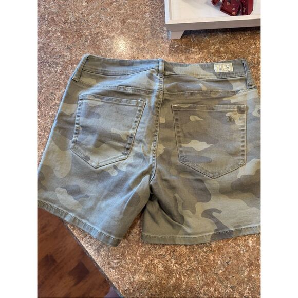 Woman’s seven jeans camouflage shorts size 6, never worn - Picture 4 of 4